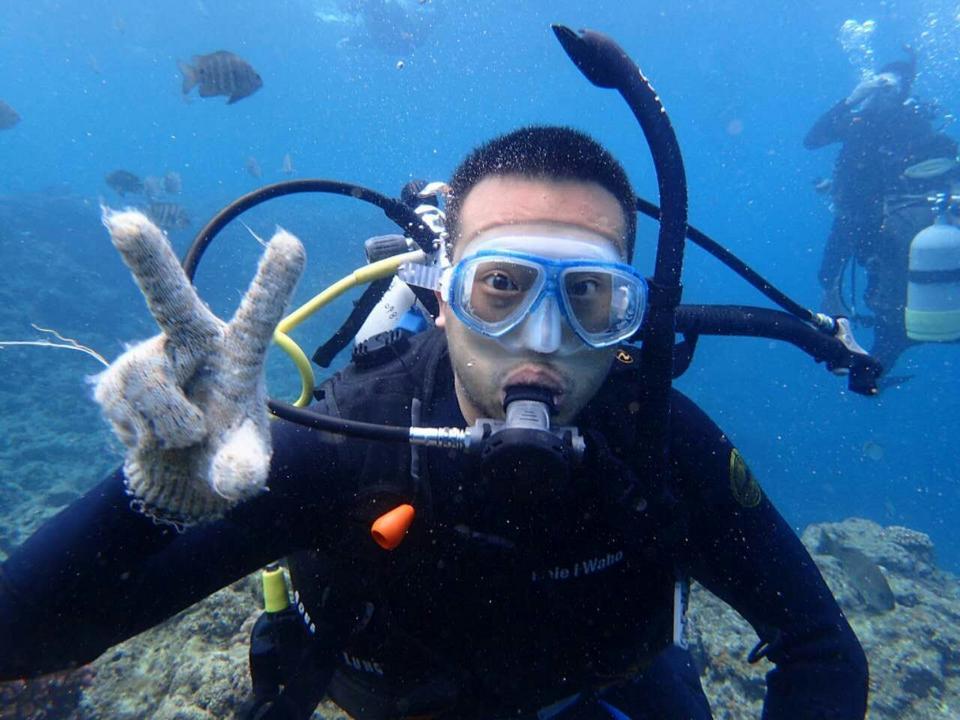李一桐晒雪地照表情可爱 手捏俩雪球笑意藏不住